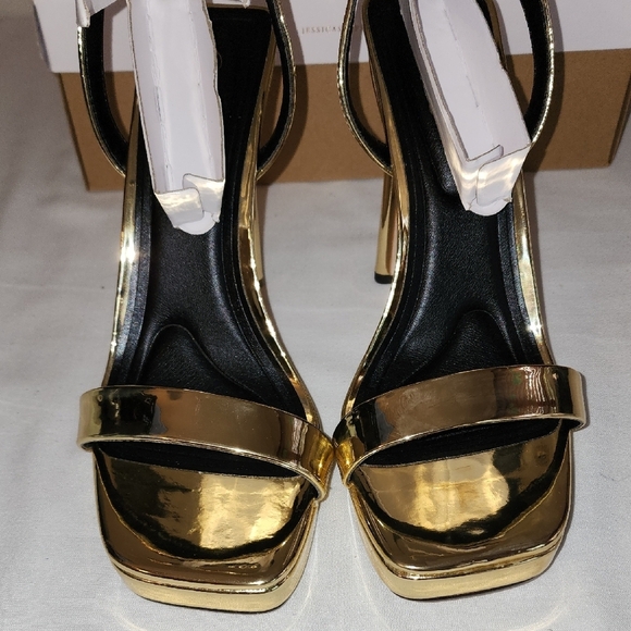 Jessica Simpson Gold Platform Heels - Picture 10 of 10